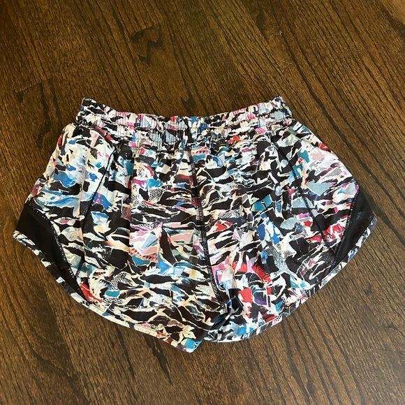 Lululemon hotty hot shorts size 4 - Picture 2 of 4